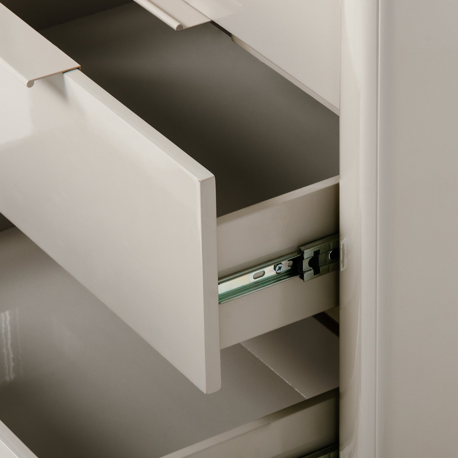 Mesa de Noche Oklam 3 Gavetas, Latte