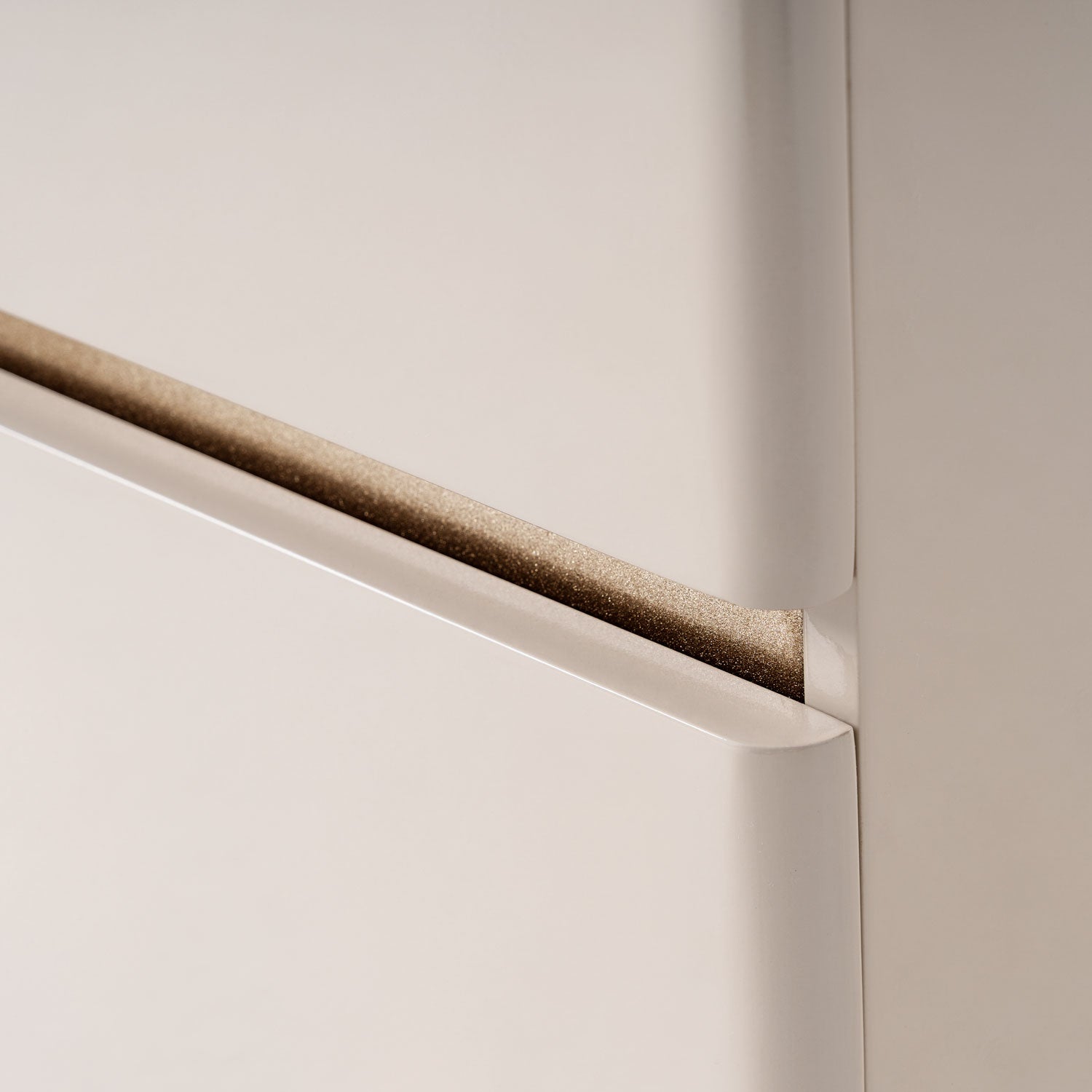 Mesa de Noche Harrison Greige, Champaña 3 Gavetas 38 cm