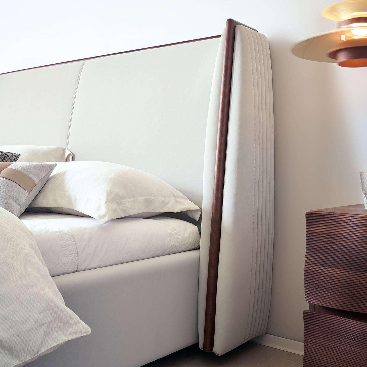 Cama Queen Taylor Velvet Beige