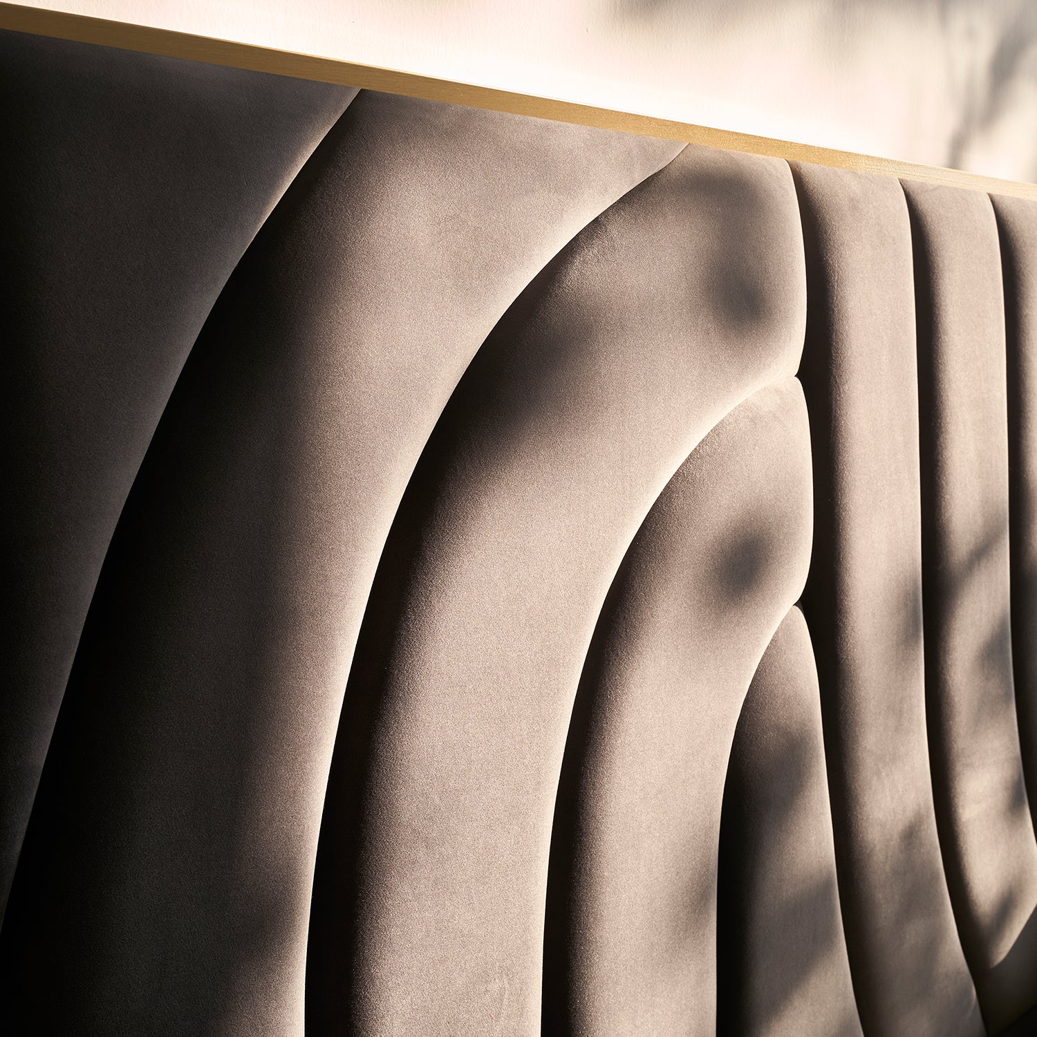 Cama Queen Sharon Velvet Gris Oscuro