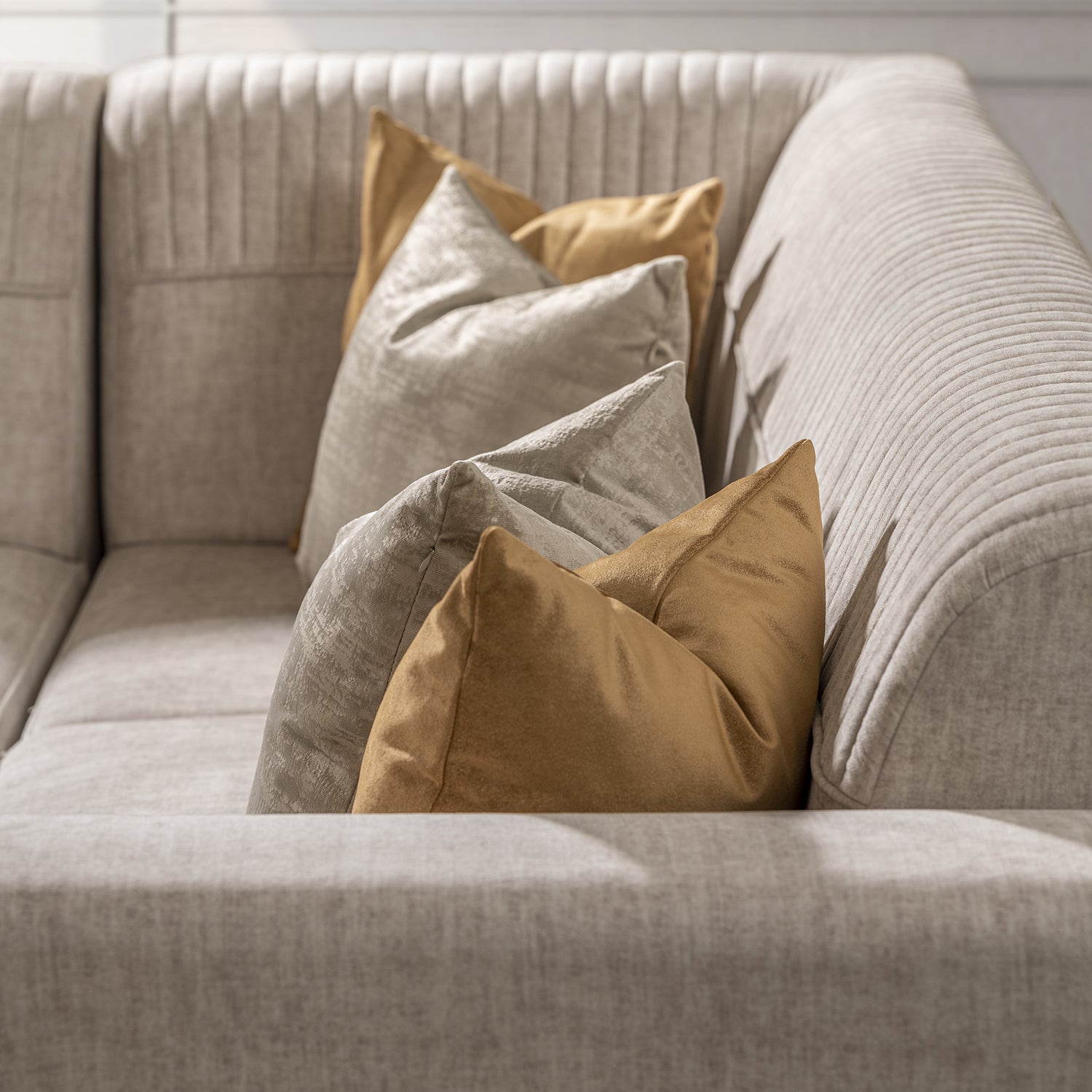 Sofá en L Dhara Velvet Atlas Marmol, Champaña 3 Piezas Brazo Desmontable