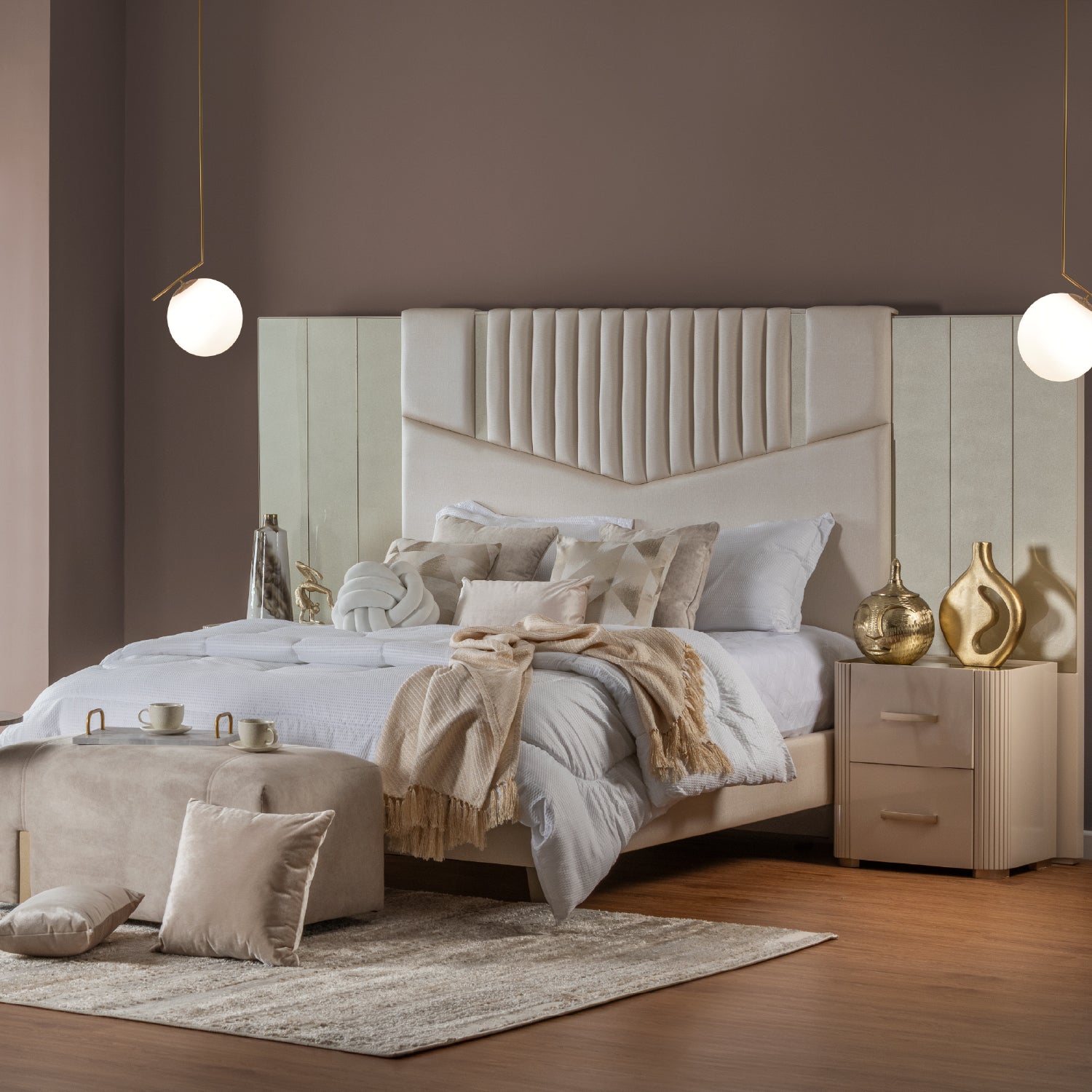 Combo Cama Queen Sabina Off White, Champaña + Colchon Silenzio Pillow Top + 2 Nocheros