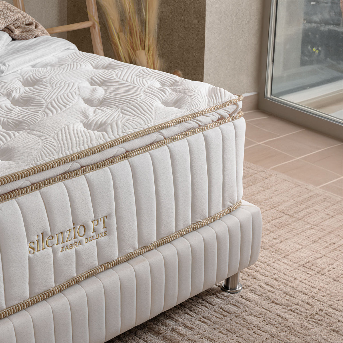 Combo Cama King Sabina Off White, Champaña + Colchon Silenzio Pillow Top + 2 Nocheros