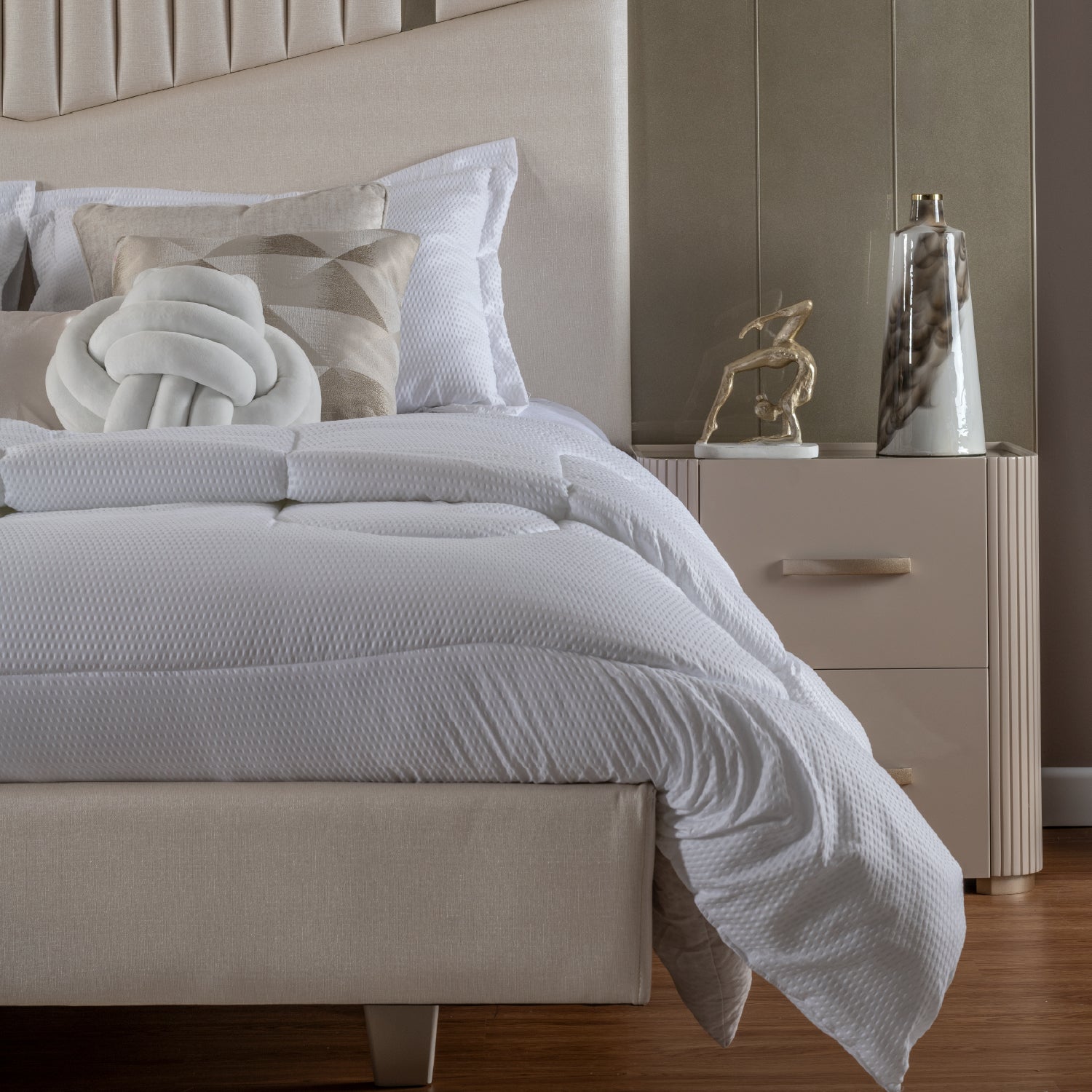 Combo Cama King Sabina Off White, Champaña, Beige + Colchón Silenzio Deluxe Pillow Top