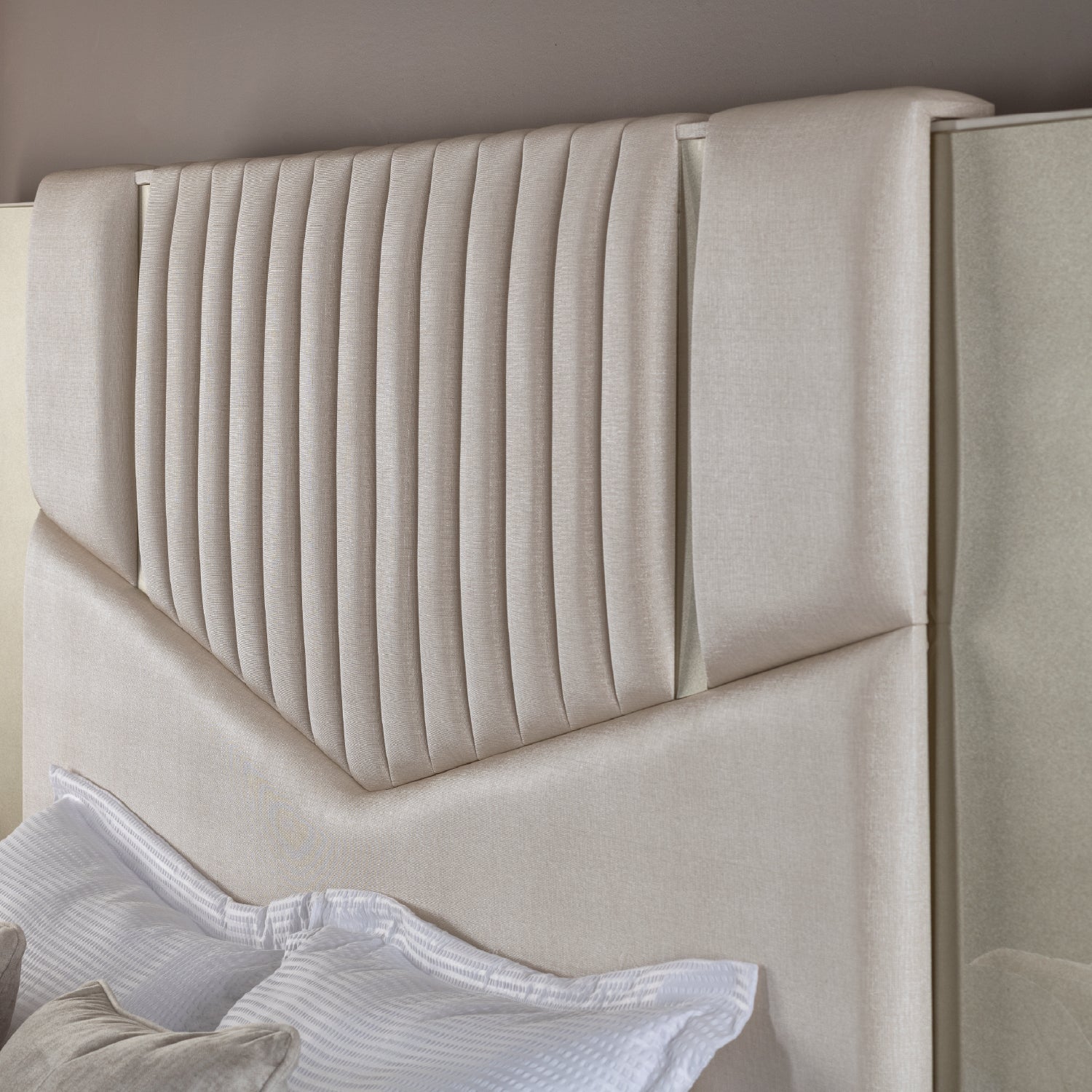 Combo Cama King Sabina Off White, Champaña, Beige + Colchón Silenzio Deluxe Pillow Top